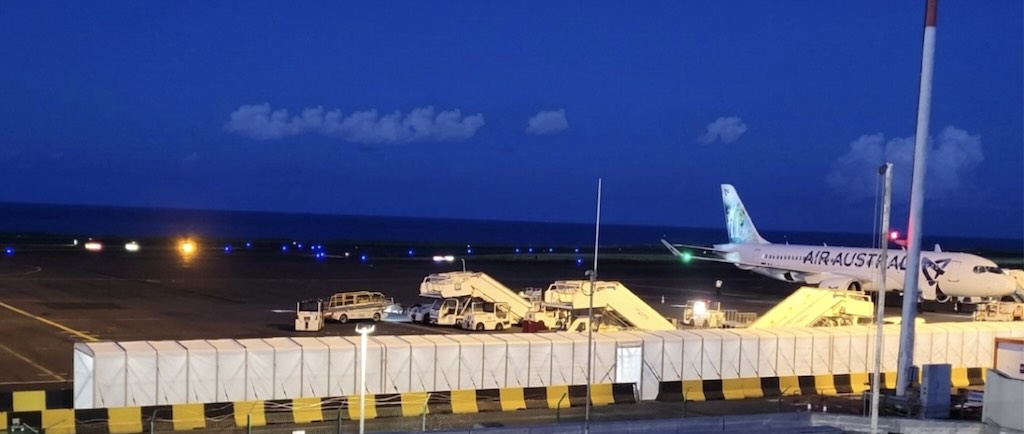 Retractable passenger boarding tunnel at La Réunion airport